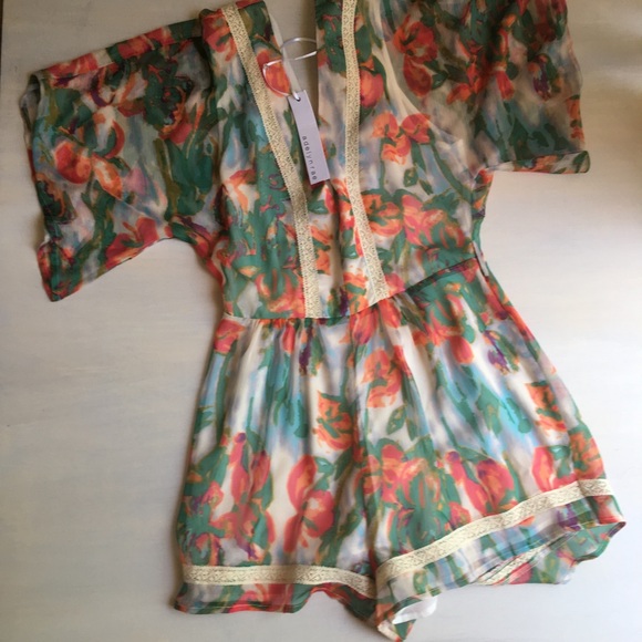 New Adelynrae floral romper.Never worn. - Picture 2 of 4